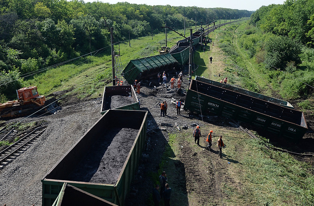 Железнодорожная катастрофа под Одессой: поезд вылетел с рельсов, 14 вагонов разбросаны вдоль колеи