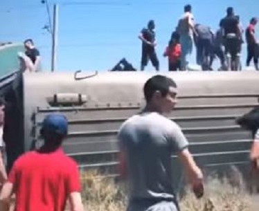 В Казахстане перевернулся поезд с сотней пассажиров - есть жертвы: опубликованы первые кадры