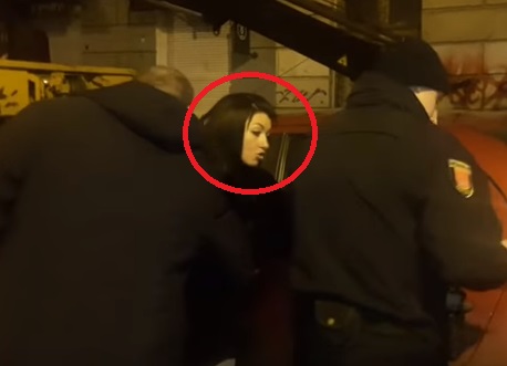 "Руки убери, я сама", - в Одессе пьяная чиновница горсовета Диана Тирновенко "летала" по городу на бешеной скорости и кидалась на остановивших ее полицейских - резонансные кадры