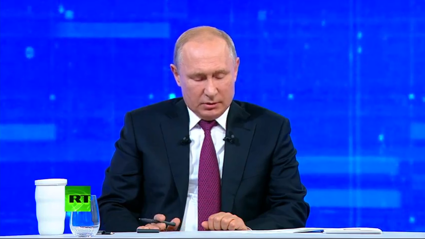 Путин на "Прямой линии" появился с предметом, с которым боится расстаться: фото