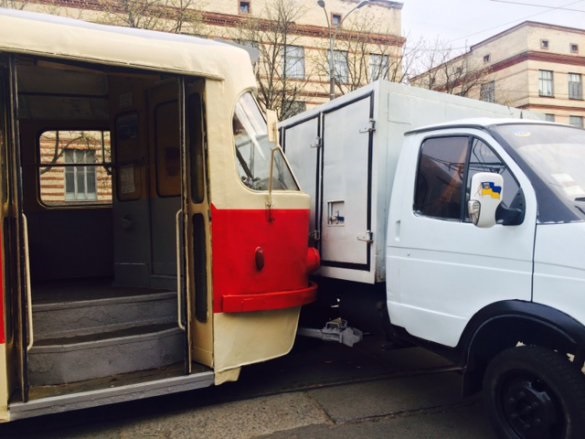 ДТП в Киеве: трамвай столкнулся с грузовиком