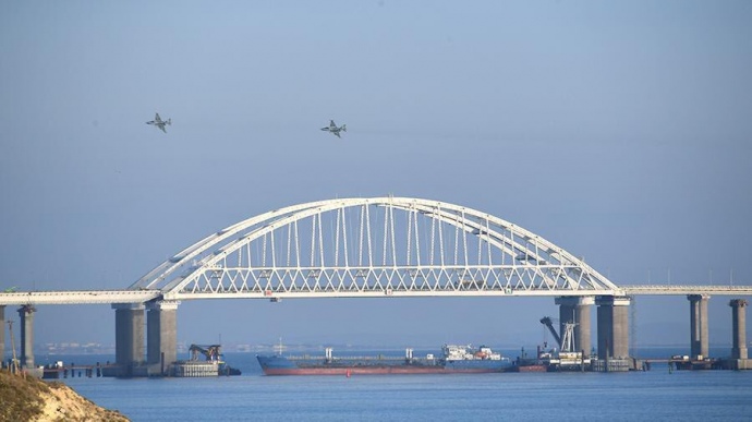 "Какой сейчас вой начнется!" - соцсети в восторге после задержания танкера, которым РФ блокировала Крымский мост