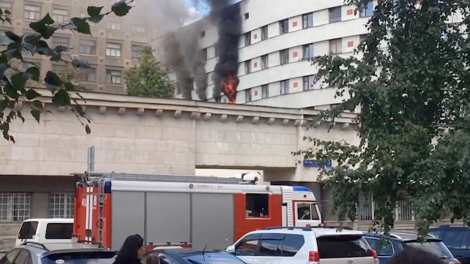 В Москве несколько часов сильно горит общежитие Минобороны: "черные" пострадавшие, не дожидаясь спасения, выбегают на улицу