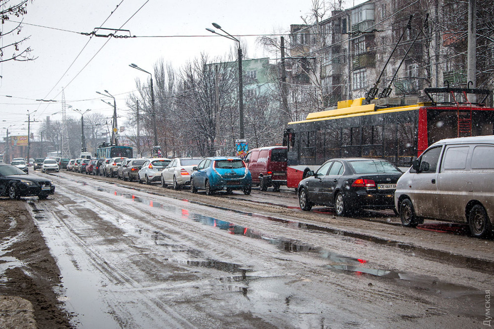 Десятки ДТП и огромные пробки по всему городу: утренний снегопад в Одессе парализовал движение на дорогах - кадры
