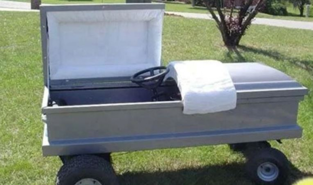 Сеть насмешило объявление о продаже гроба на колесиках: "Из минусов - трупный запах" 