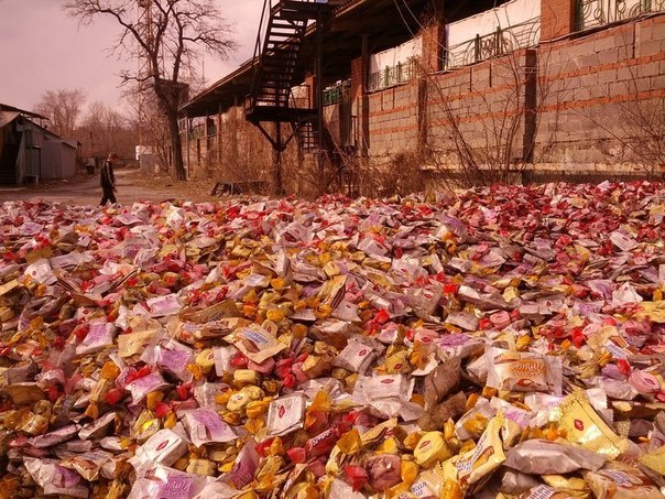 В Донецке на улицу выбросили десятки тысяч конфет. Видео