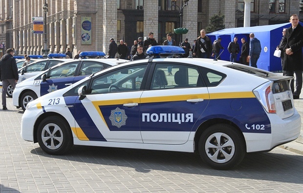 Жестокое избиение на дороге: как харьковчане расправляются с неугодными им полицейскими