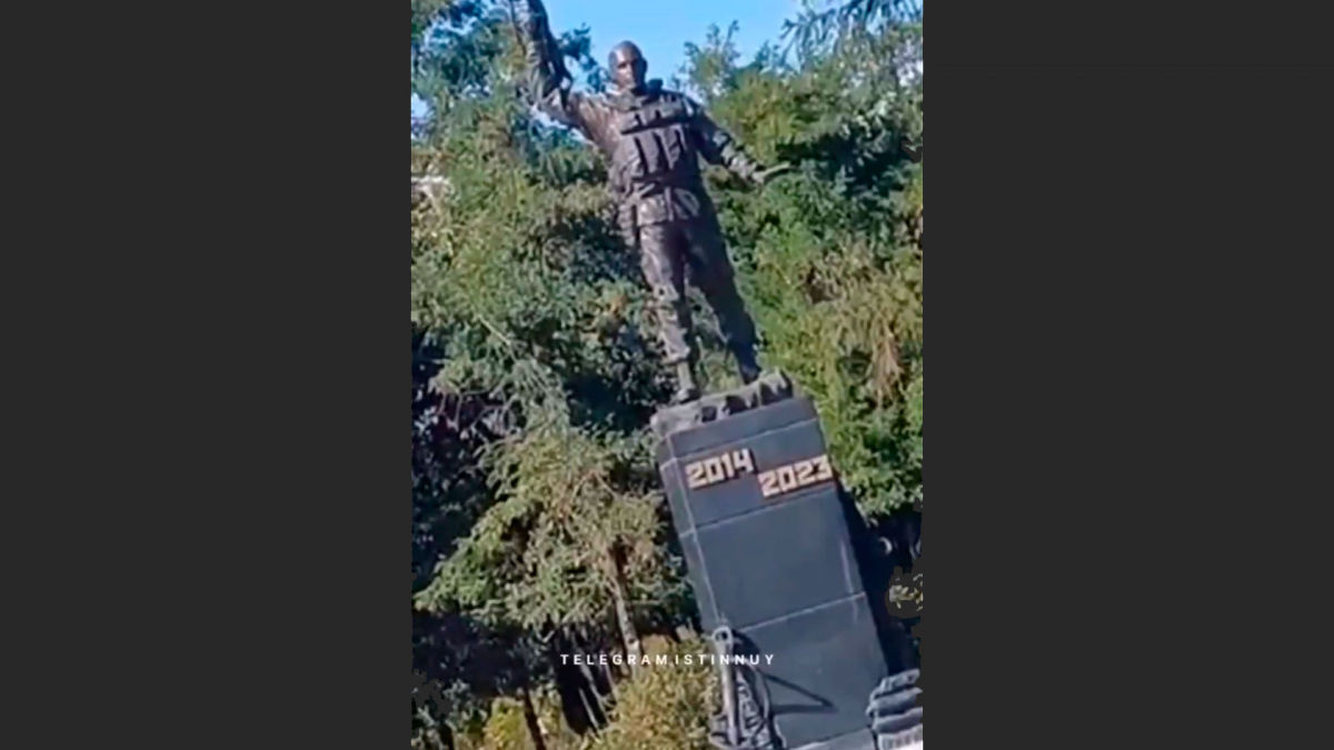 ​В оккупированном Луганске установили памятник с датой окончания войны – кадры