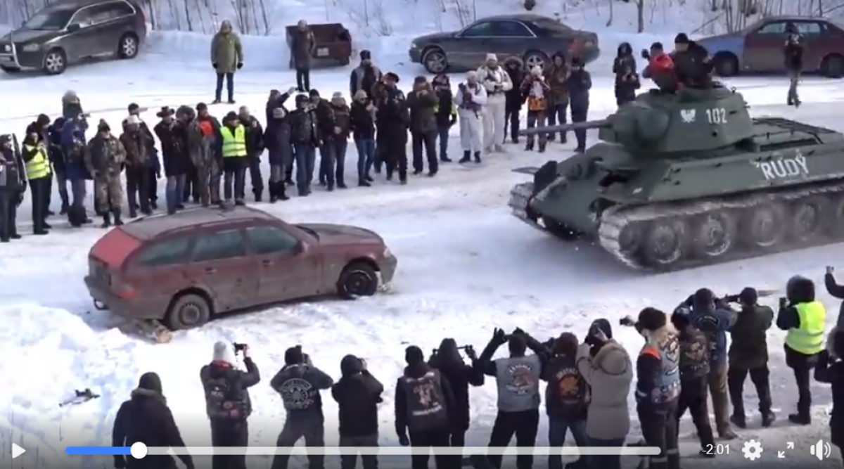 "Можем повторить!" - российский танк на глазах у толпы "с гордостью" раздавил Mercedes - видео