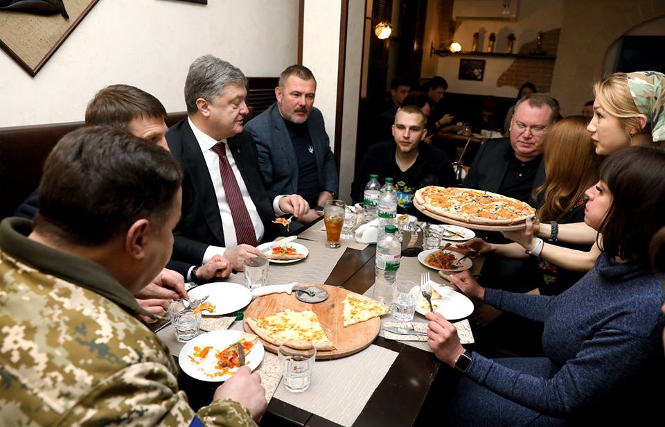 Порошенко в Днепре заказал пиццу: у президента рассказали, почему он совершил такой неожиданный поступок