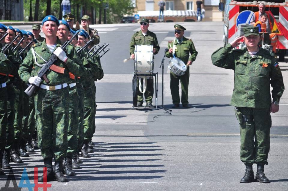 Барабанщики-пираты, оркини и "боевой карлик" – в соцсетях высмеяли подготовку к параду в Донецке