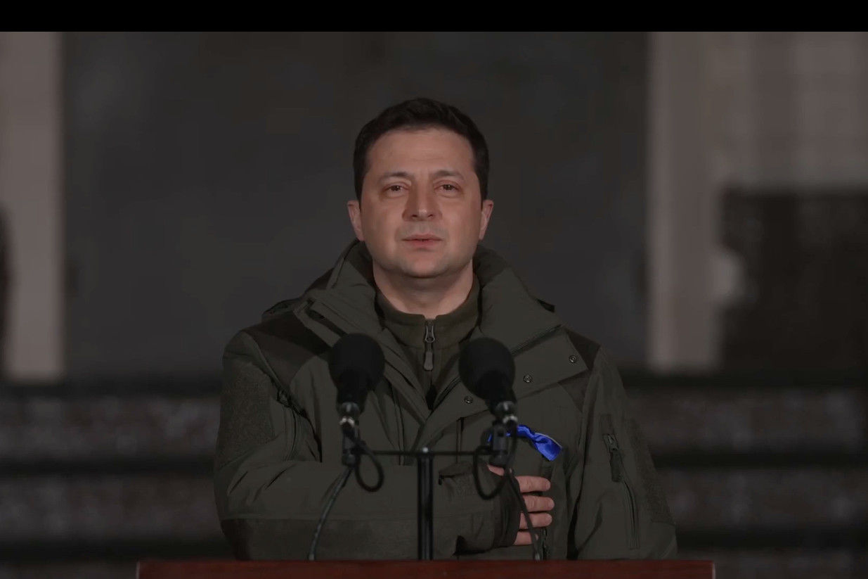 Зеленский мощно выступил в Мариуполе перед военными: “Мы не отступим и не уступим”