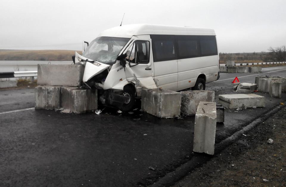 По дороге в Бердянск микроавтобус врезался в блокпост: пострадали 16 человек