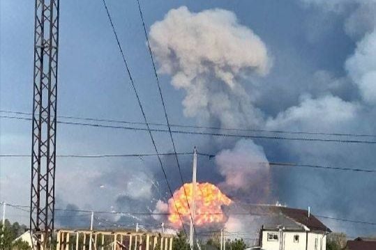 ​"Все в воронках, что творится!" - снаряды 51-го арсенала ГРАУ разлетаются на города и села вокруг