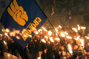 Тысячи людей в Киеве начали факельное шествие в честь дня рождения Бандеры