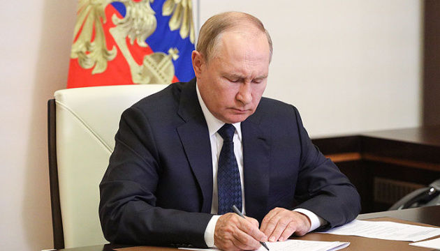 Электронным повесткам в РФ быть: Путин подписал новый закон