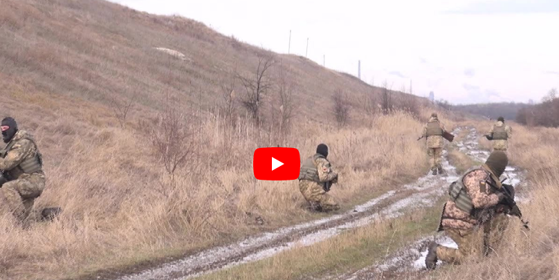 "Враг не дает нам отдыхать", - украинские артразведчики провели учения в зоне АТО на Луганщине - кадры