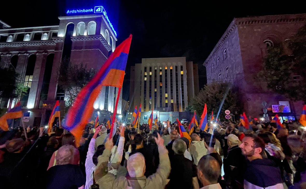 ​Российское посольство в Армении обратилось к властям страны не фоне митингов в Ереване