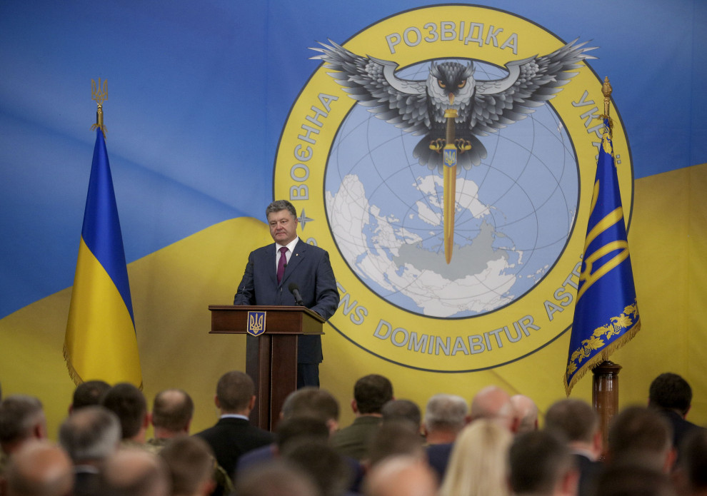 "Жаль, что украинский народ не может увидеть ваши лица, ведь вы – элита армии" – Порошенко поздравил украинских разведчиков