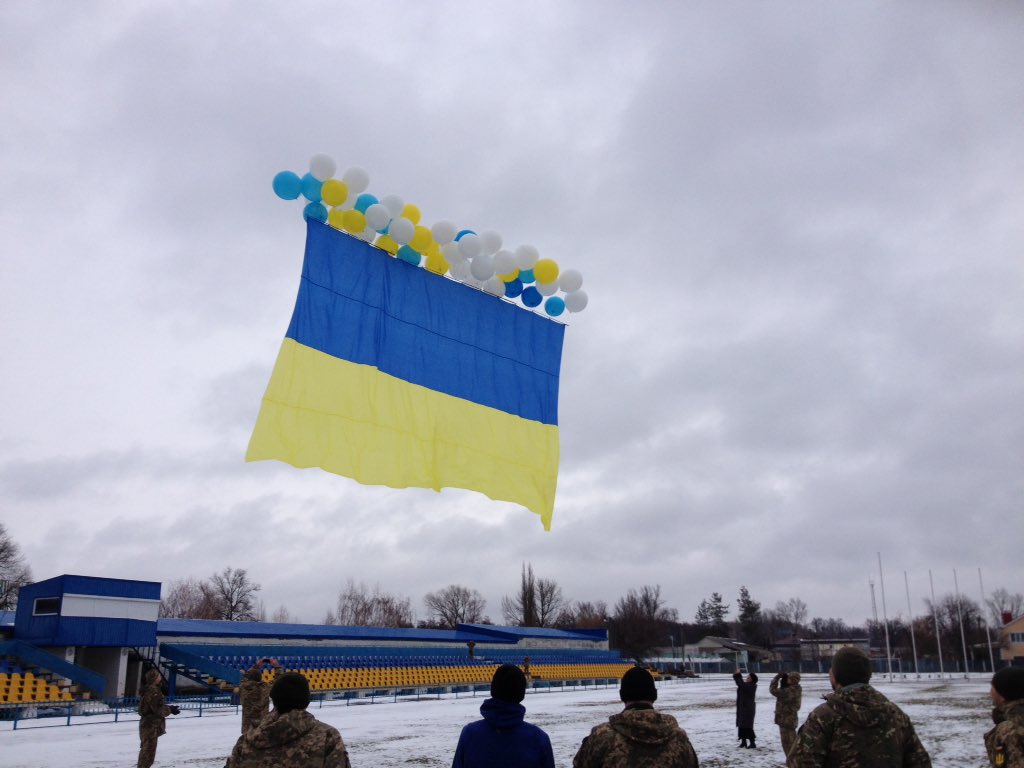 "Полетел на Луганск, встречайте!" – бойцы АТО провели мощную акцию с флагом Украины прямо под носом у оккупантов – опубликованы яркие кадры