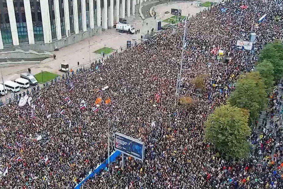 Москва восстала: 50 тысяч россиян скандируют: "Долой царя" - мощные кадры