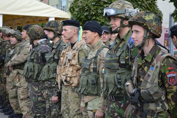 Бойцы "Правого сектора" пополнят ряды контрактников Вооруженных сил Украины: всю тяжесть войны тащит на себе армия, поэтому мы обязаны вступать в ее ряды