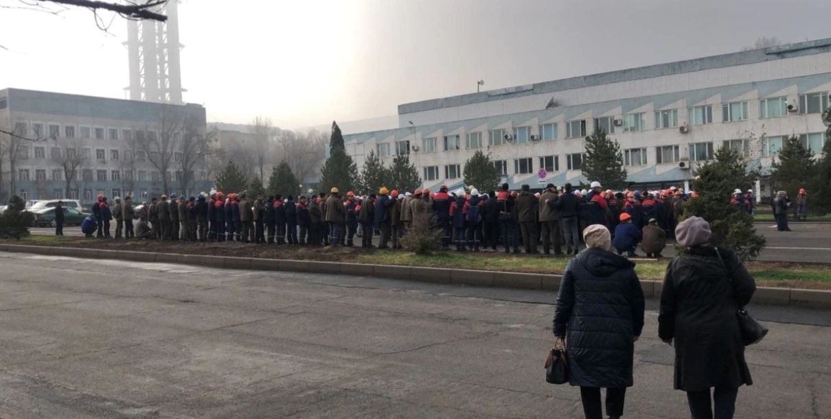 В Казахстане работники "Казфосфата" восстали против менеджера из РФ - к месту был стянут спецназ