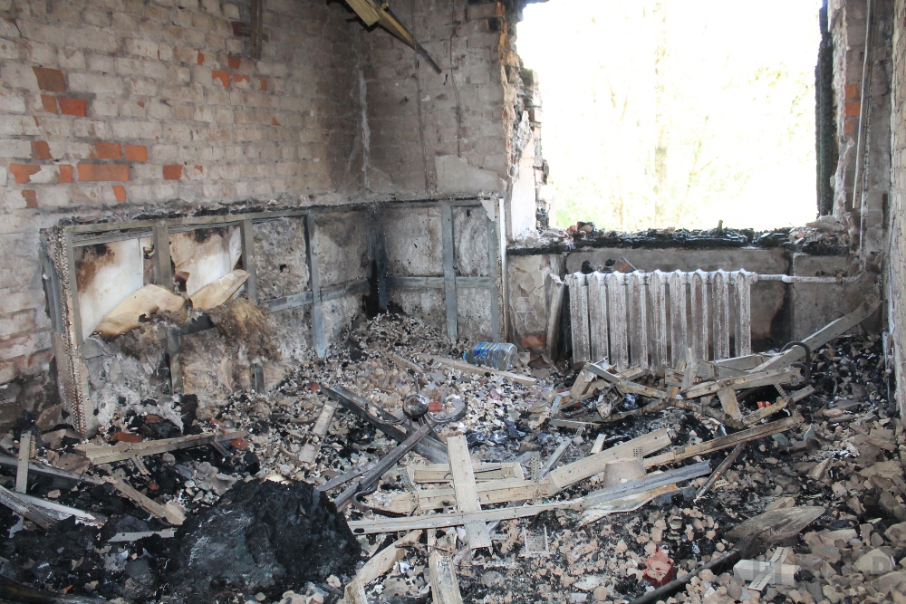 Новые ужасающие фото разрушений Донецка после обстрела: во дворах вместе с обломками домов - осколки снарядов боевиков 