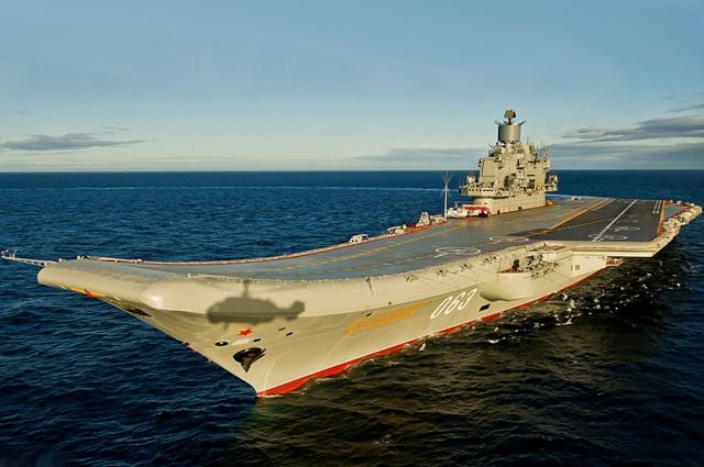 Российская авианосная группа во главе с "Адмиралом Кузнецовым" зашла в Средиземное море: опубликована запись демонстративных полетов авиации