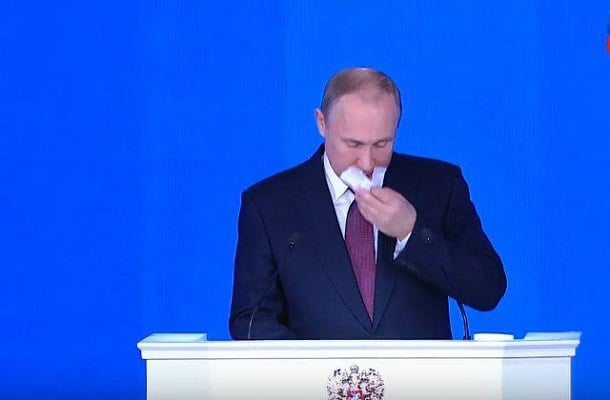 Еще не вылечился: заболевший и кашляющий перед Федеральным собранием Путин "взорвал" Интернет – опубликованы кадры, развеселившие соцсети