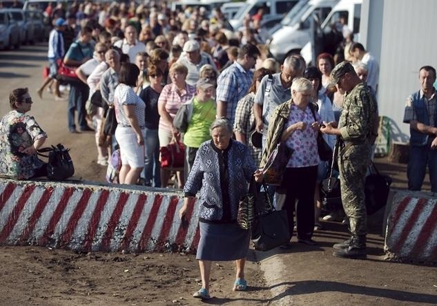 "Пешие очереди зашкаливают за тысячу человек в день, люди стоят по 5-7 часов, а машины - сутками", - очевидцы о ситуации на КПП в Донбассе