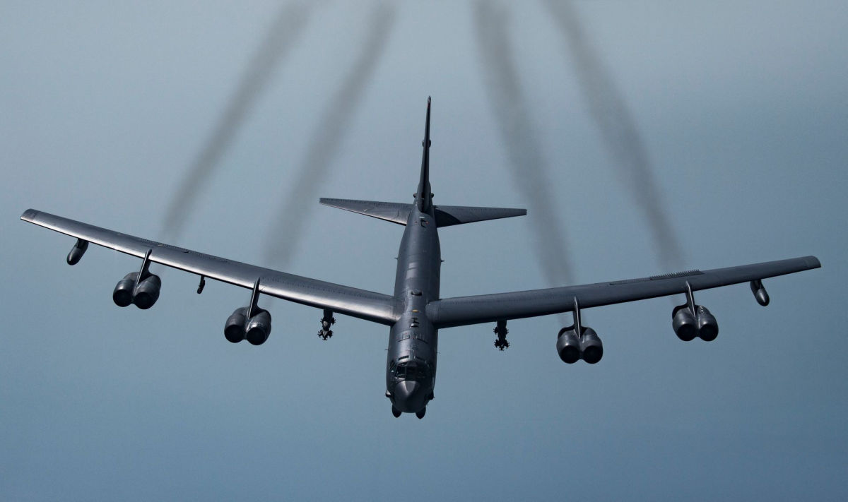 Американский бомбардировщик B-52 "прощупал" границу России 