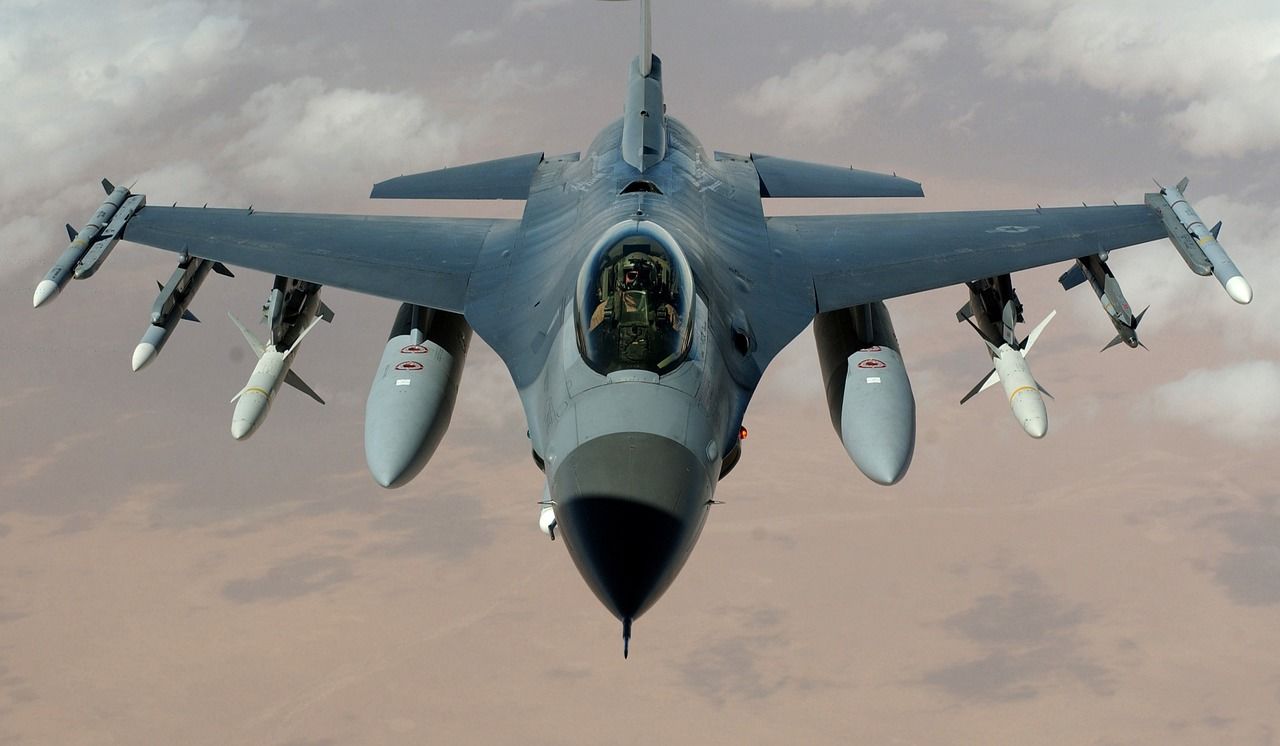 Все, как в реальном бою: Украина получила от Чехии первый тренажер для пилотов F-16 – это не симулятор