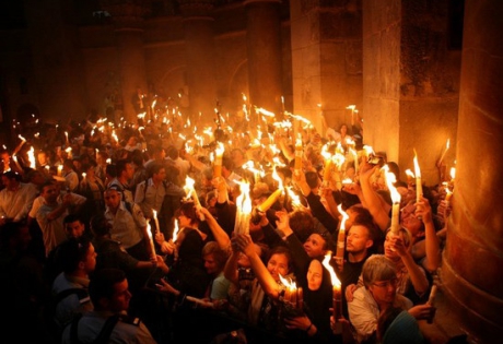 В Храме Гроба Господня в Иерусалиме сошел Благодатный огонь