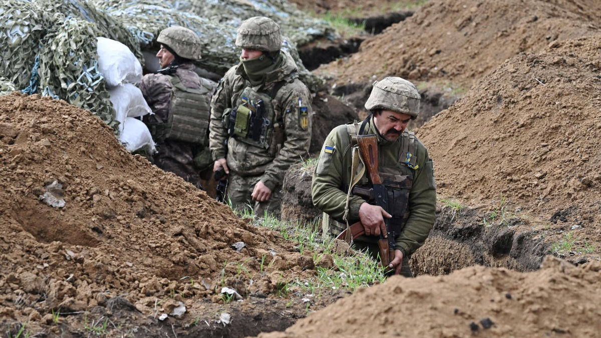 ​Пока нет помощи со стороны Запада, Украина нашла единственный способ остановить продвижение врага – FT
