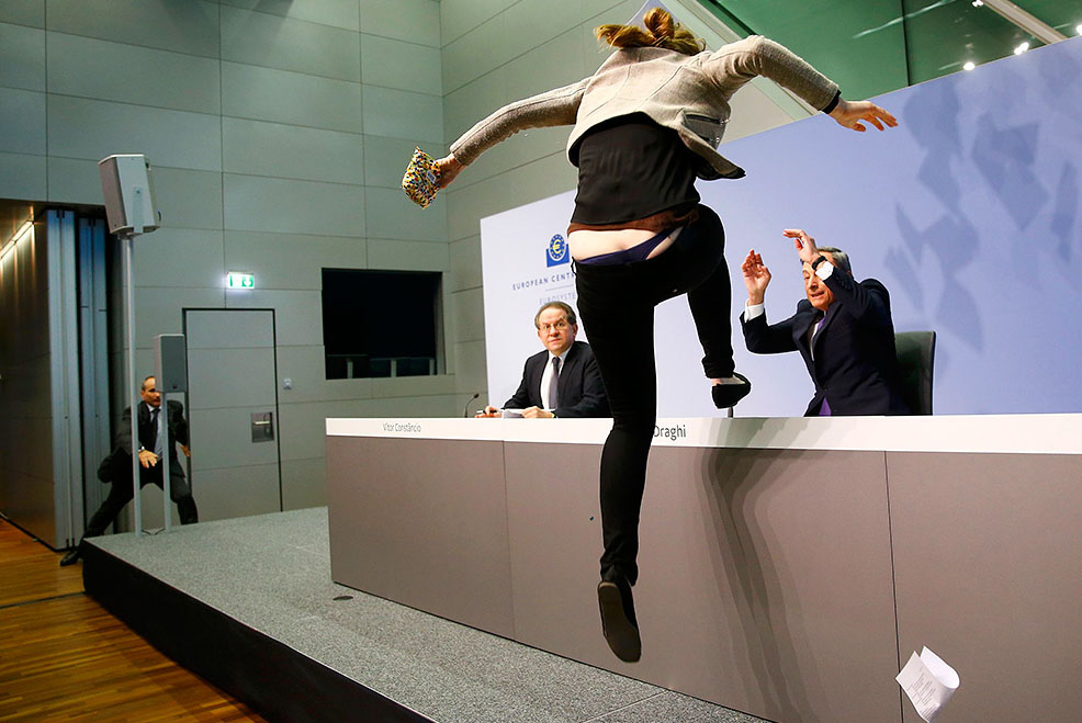 На главу Европейского центробанка напали во время пресс-конференции. Фото