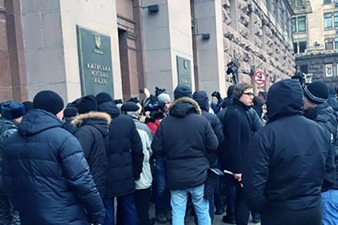 СМИ: В Киеве полсотни молодчиков в камуфляже пытаются прорваться в здание КГГА