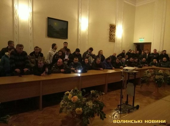 В Луцке активисты захватили помещение в Волынской облгосадминистрации и потребовали освободить задержанных "блокадников"