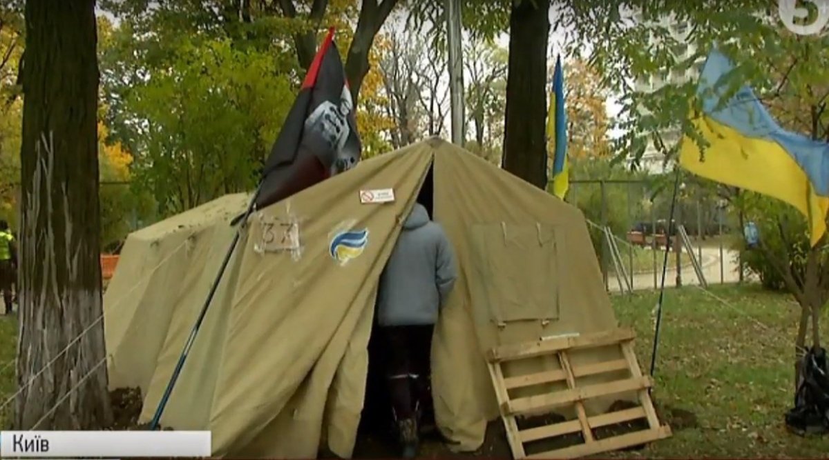 Под Радой найдена "палатка Олейника": стало известно, что ответили на заявления протестующие, которых финансирует якобы сбежавший "регионал", - кадры