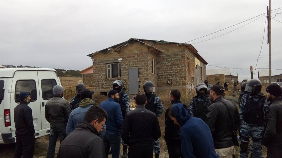 Новые репрессии в Крыму: оккупанты обыскивают несколько домов, люди - на коленях