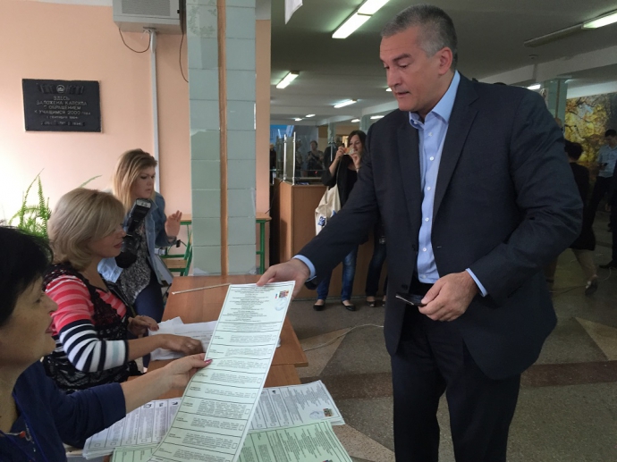 Сепаратист ​Аксенов в Симферополе пришел на незаконные выборы в Госдуму России