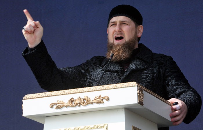 "Они обрекли их на неминуемую смерть", - Кадыров на митинге в Грозном фактически выступил против Путина: глава Чечни требует наказать страны, которые закрыли границы и отказали в помощи мусульманам в Мьянме - кадры