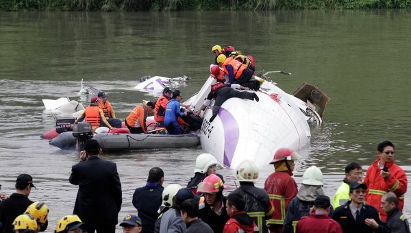 Количество жертв авиакатастрофы в Тайбэе достигло 21 человека