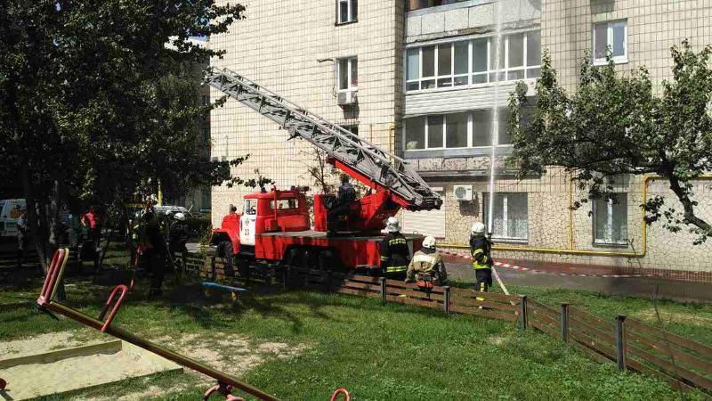 Первые подробности жуткого пожара в Киеве: убийца проломил своим жертвам головы, поджег квартиру, и с криками о суициде выбросился из окна - кадры