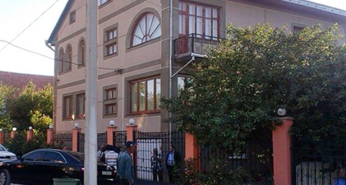 "Самооборона Крыма" заблокировала особняк Джемилева в Бахчисарае