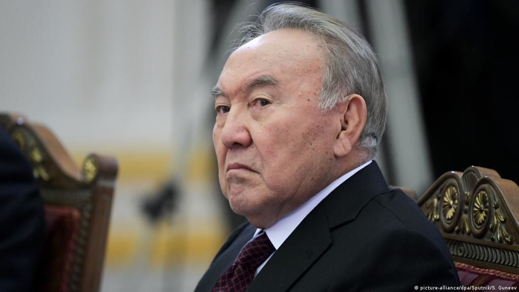 В Казахстане протестующие сносят памятник Назарбаеву: опубликовано видео