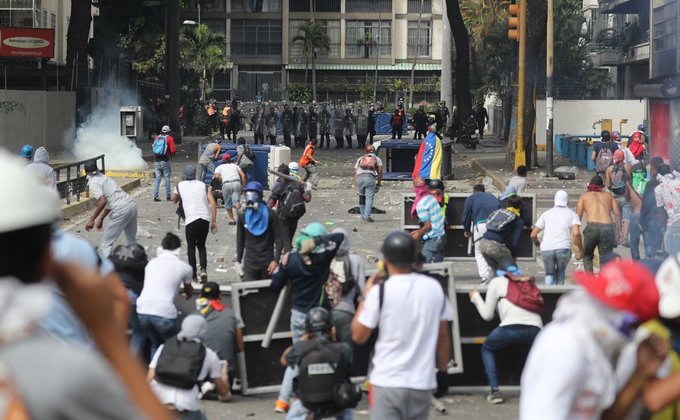 Революция в Венесуэле: тысячи людей, улицы в огне и погибшие - новые кадры