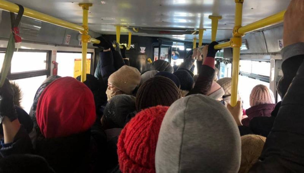 В Кропивницком пара разозлилась из-за отказа в проезде без маски: появилось видео, как они разбивают автобус 