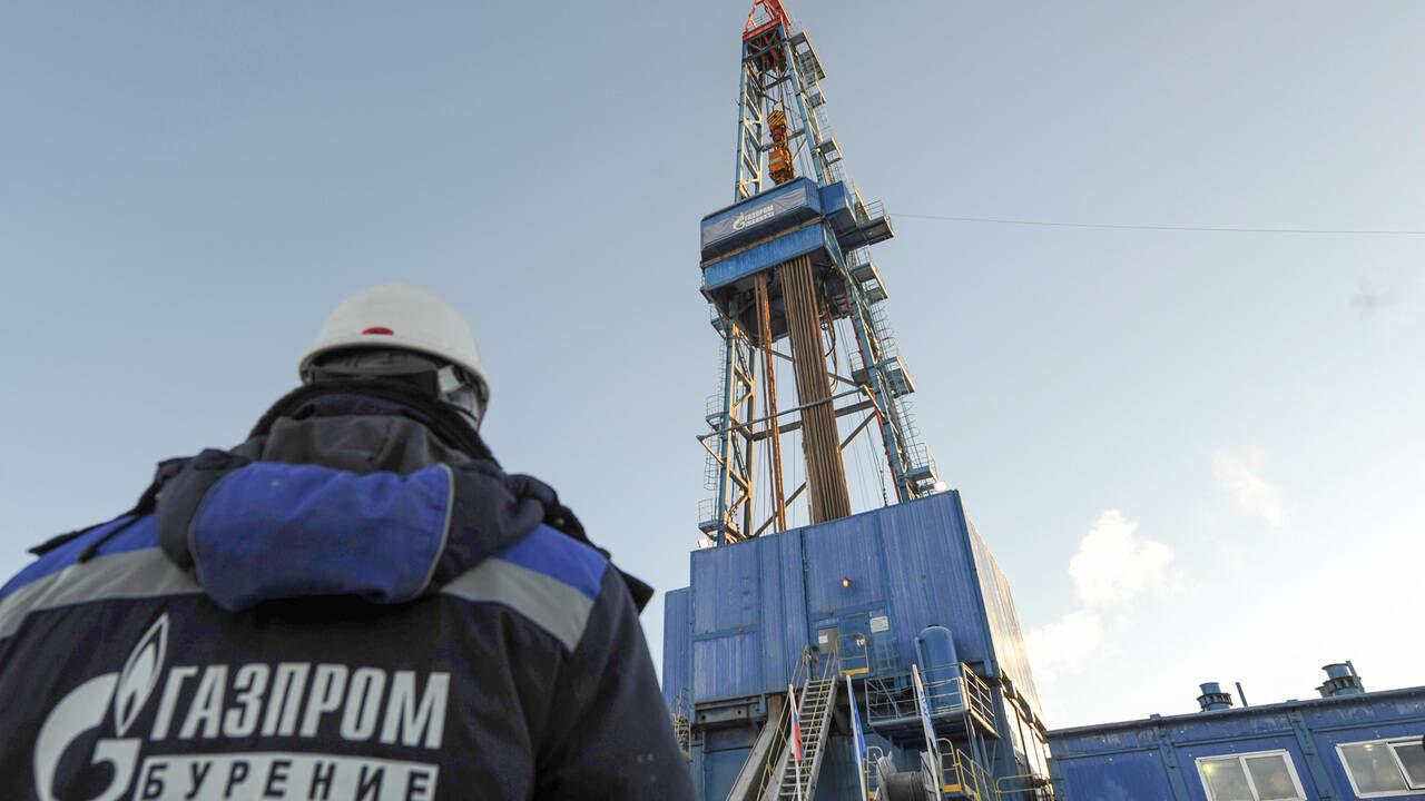 "Газпром" резко снизил добычу из-за обвала экспорта