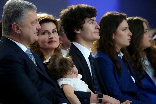 Мощное фото взгляда жены Порошенко покорило Сеть: "Она его любит, такие чувства не сыграешь", - кадры